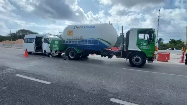 El chofer de la Van fue rescatado luego de quedar atrapado en el vehículo tras chocar en Playa del Carmen