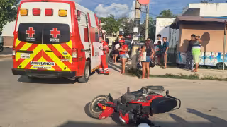 Motociclista resulta lesionada tras choque con automóvil en calles de Tulum