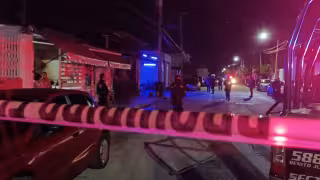 La zona fue acordonada por policías para tomar conocimiento de lo sucedido