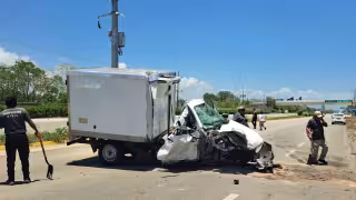 Fuerte accidente en la carretera federal 307 deja un grave lesionado