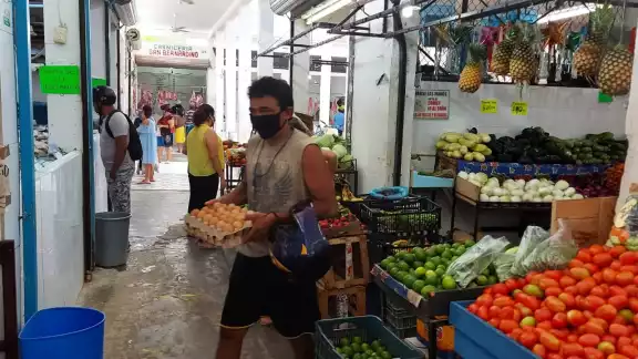 En algunos puestos de Chetumal venden el kilo de limón a 100 pesos, mientras otros oscilan entre 40 a 55 pesos En algunos puestos de Chetumal venden el kilo de limón a 100 pesos, mientras otros oscilan entre 40 a 55 pesos