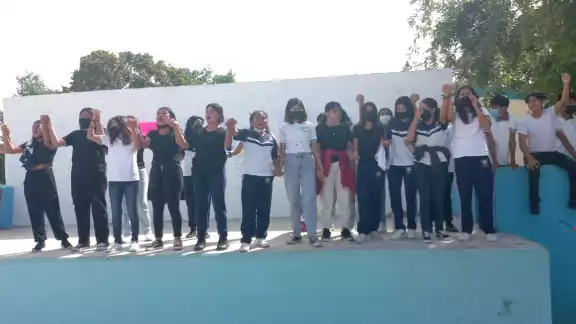Las y los estudiantes de la secundaria 'José Antonio Tzuc Esparza' en Playa del Carmen exigieron castigo para el docente por presuntamente haber abusado sexualmente de una alumna Las y los estudiantes de la secundaria 'José Antonio Tzuc Esparza' en Playa del Carmen exigieron castigo para el docente por presuntamente haber abusado sexualmente de una alumna
