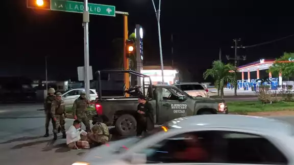 La unidad quedó detenida a media calles tras el accidente
