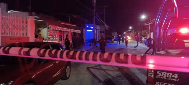 La zona fue acordonada por policías para tomar conocimiento de lo sucedido