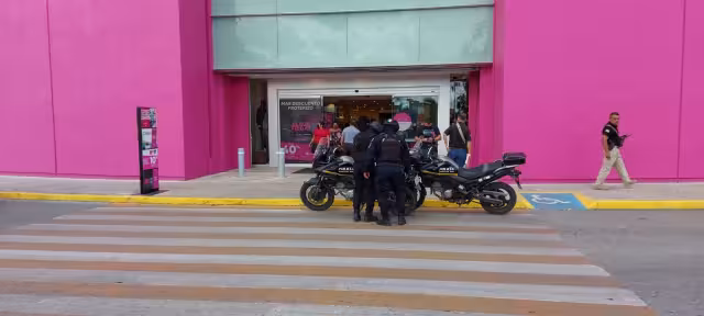 Elementos de la Policía Quintana Roo arribaron al sitio y una vez que tuvieron las características de los responsables desplegaron un operativo por la plaza comercial