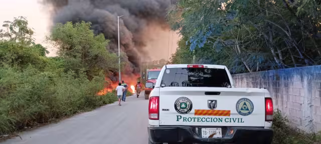 Queman basurero clandestino en la Región 106 de Cancún
