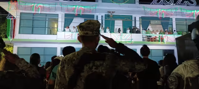 Miles de personas acudieron a dar el Grito de Independencia en Puerto Morelos