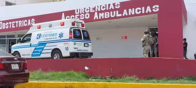 Paramédicos de la Cruz Roja luego de brindarle los primeros auxilios