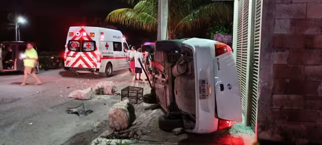 El hombre quedó herido en la calle tras volcar su auto en Cancún