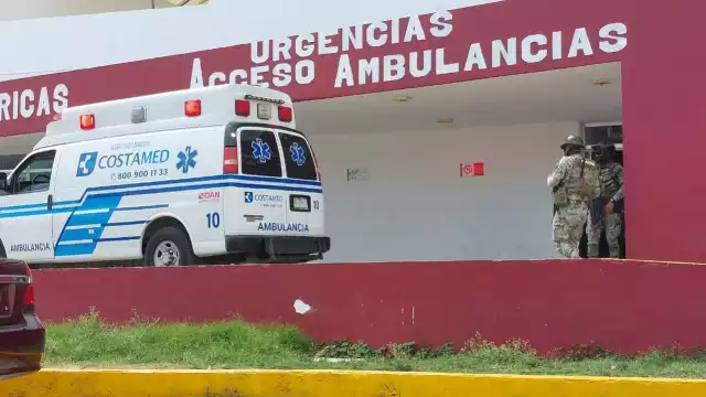 Paramédicos de la Cruz Roja luego de brindarle los primeros auxilios