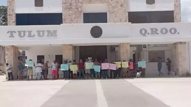 Los habitantes de la colonia irregular 2 de Octubre alegaron que el Alcalde de Tulum no salió a darles respuesta a sus peticiones sobre el violento desalojo vivido ayer