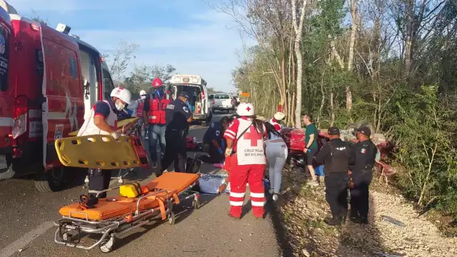 Al lugar arribaron paramédicos de la Cruz Roja para dar atención a los heridos
