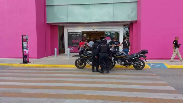 Elementos de la Policía Quintana Roo arribaron al sitio y una vez que tuvieron las características de los responsables desplegaron un operativo por la plaza comercial