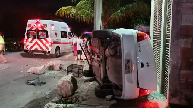 El hombre quedó herido en la calle tras volcar su auto en Cancún