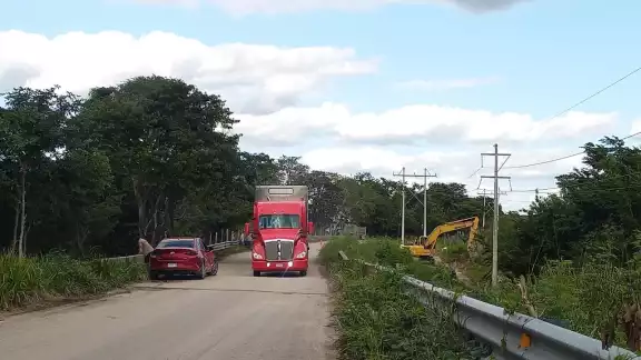 El paso vial presenta hundimiento en la carpeta de rodamiento; sin embargo, aún no ha sido desviado el tráfico pesado