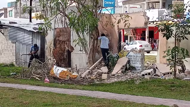 Los implicados afirman que tardan hasta dos días en demoler las viviendas, pero lo hacen para ganarse unos cuantos pesos
