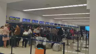 Este lunes el aeropuerto de Mérida luce abarrotado de viajeros