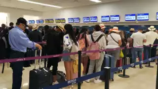 El módulo de Volaris presentó largas filas por la cancelación del vuelo a CDMX