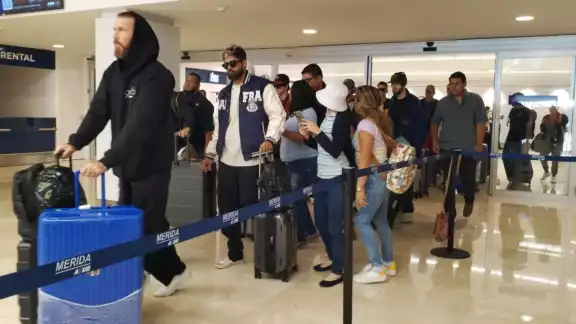 CNCO fue recibido por fans en el aeropuerto de Mérida CNCO fue recibido por fans en el aeropuerto de Mérida