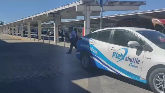 Los taxistas del aeropuerto de Mérida reanudaron labores tras dialogar con una representante de FlexShuttle
