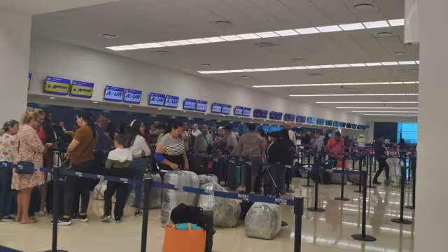 Este lunes el aeropuerto de Mérida luce abarrotado de viajeros