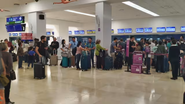 Pasajeros esperan a abordar sus vuelos con destinos nacionales