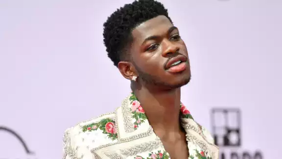 Lil Nas X estremeció las redes sociales con una polémica fotografía en la que aparece "embarazado". Lil Nas X estremeció las redes sociales con una polémica fotografía en la que aparece "embarazado".