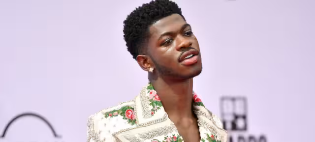 Lil Nas X estremeció las redes sociales con una polémica fotografía en la que aparece "embarazado".