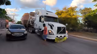 Tráiler con yate arranca cables y provoca caos vial en Cancún