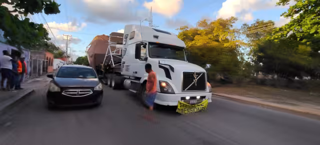 Tráiler que transportaba un yate provocó daños al cableado y afectaciones viales en Cancún.