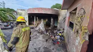Personas en situación de calle provocan un incendio en el barrio de Santa Lucía en Campeche