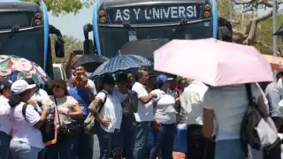 Secretario de Educación de Yucatán ignora bloqueo de maestros en el aeropuerto de Mérida