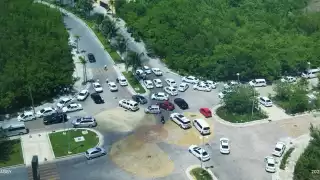 Taxistas se manifiestan en la Av. Bonampak de Cancún