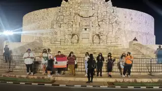 Por segunda ocasión en Mérida, integrantes del colectivo LGBT llevan a cabo el Besatón Lésbico en busca de aceptación pública