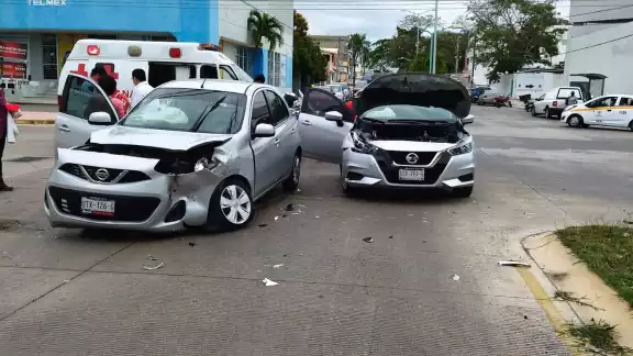 Producto del impacto resultó lesionada una mujer de la tercera edad quien viajaba como copiloto en el automóvil