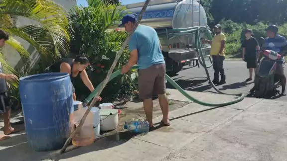 Habitantes recurren a la compra de garrafones al no tener el servicio Habitantes recurren a la compra de garrafones al no tener el servicio
