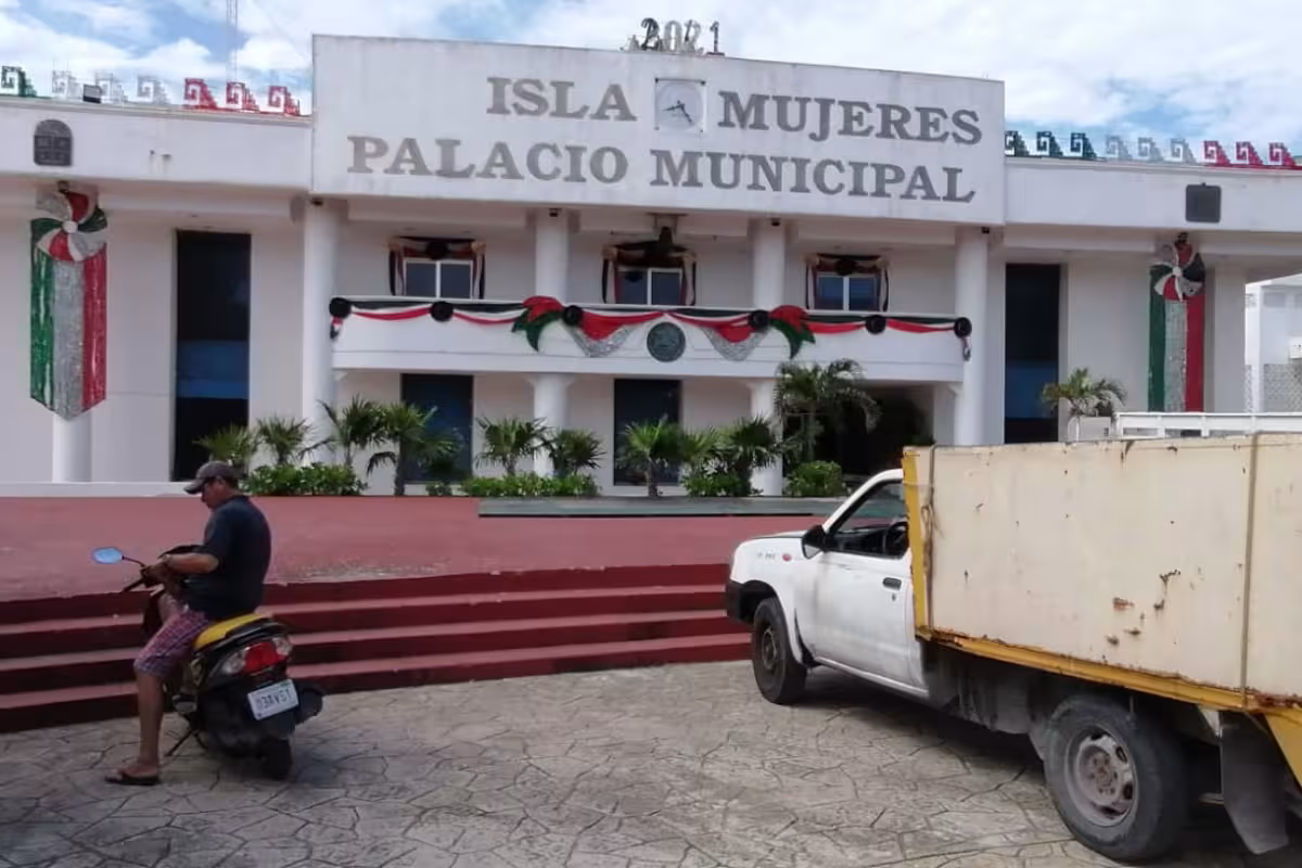 Vinculan a proceso a tres exfuncionarios de Isla Mujeres por daño ...