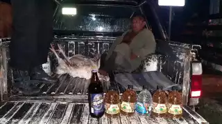 Al momento de ser arrestado en una calle, el acusado también llevaba entre sus ropas varias botellas de licor que le fueron decomisadas por los uniformados