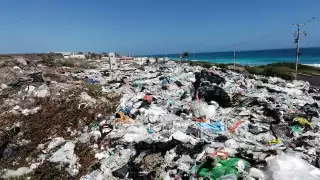 Su relleno sanitario está casi frente al Mar Caribe
