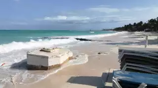 En algunas áreas de Isla Mujeres, quedaron expuestas diversas estructuras que la arena tapaba, causado por el Frente Frío y el Huracán Ian