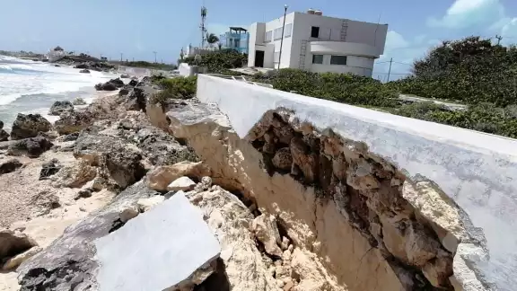 La fuerza del mar también rompió rocas y parte de lo que quedaba del andador que se había reconstruido en 2006 La fuerza del mar también rompió rocas y parte de lo que quedaba del andador que se había reconstruido en 2006