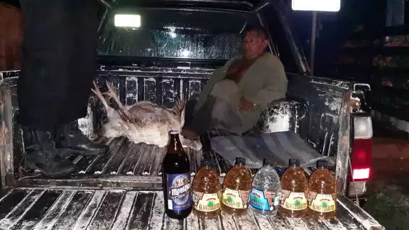 Al momento de ser arrestado en una calle, el acusado también llevaba entre sus ropas varias botellas de licor que le fueron decomisadas por los uniformados Al momento de ser arrestado en una calle, el acusado también llevaba entre sus ropas varias botellas de licor que le fueron decomisadas por los uniformados
