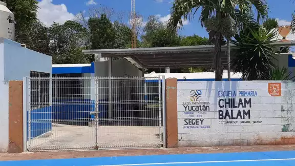Las escuelas solo son abiertas para recibir mantenimiento Las escuelas solo son abiertas para recibir mantenimiento