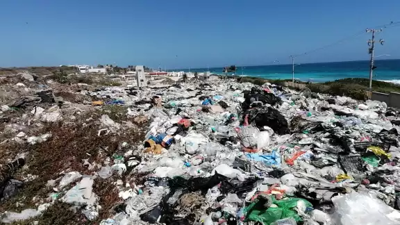 Su relleno sanitario está casi frente al Mar Caribe
