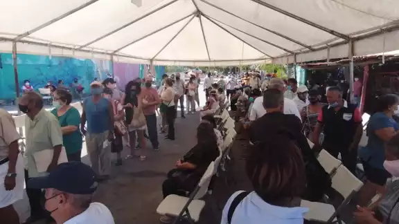 Los abuelitos se prepararon para ser inoculados Los abuelitos se prepararon para ser inoculados