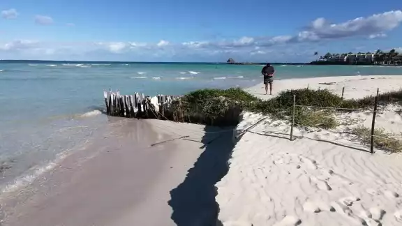 La erosión en Playa Norte se produjo especialmente desde la desembocadura de la calle Carlos Lazo en Isla Mujeres La erosión en Playa Norte se produjo especialmente desde la desembocadura de la calle Carlos Lazo en Isla Mujeres
