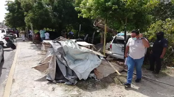 Autoridades fiscalizadoras de Isla Mujeres acudieron al operativo de retiro de vendedores ambulantes