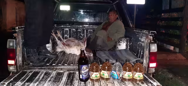 Al momento de ser arrestado en una calle, el acusado también llevaba entre sus ropas varias botellas de licor que le fueron decomisadas por los uniformados
