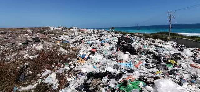 Su relleno sanitario está casi frente al Mar Caribe