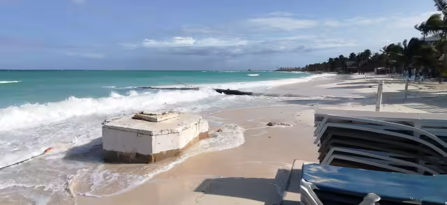 En algunas áreas de Isla Mujeres, quedaron expuestas diversas estructuras que la arena tapaba, causado por el Frente Frío y el Huracán Ian